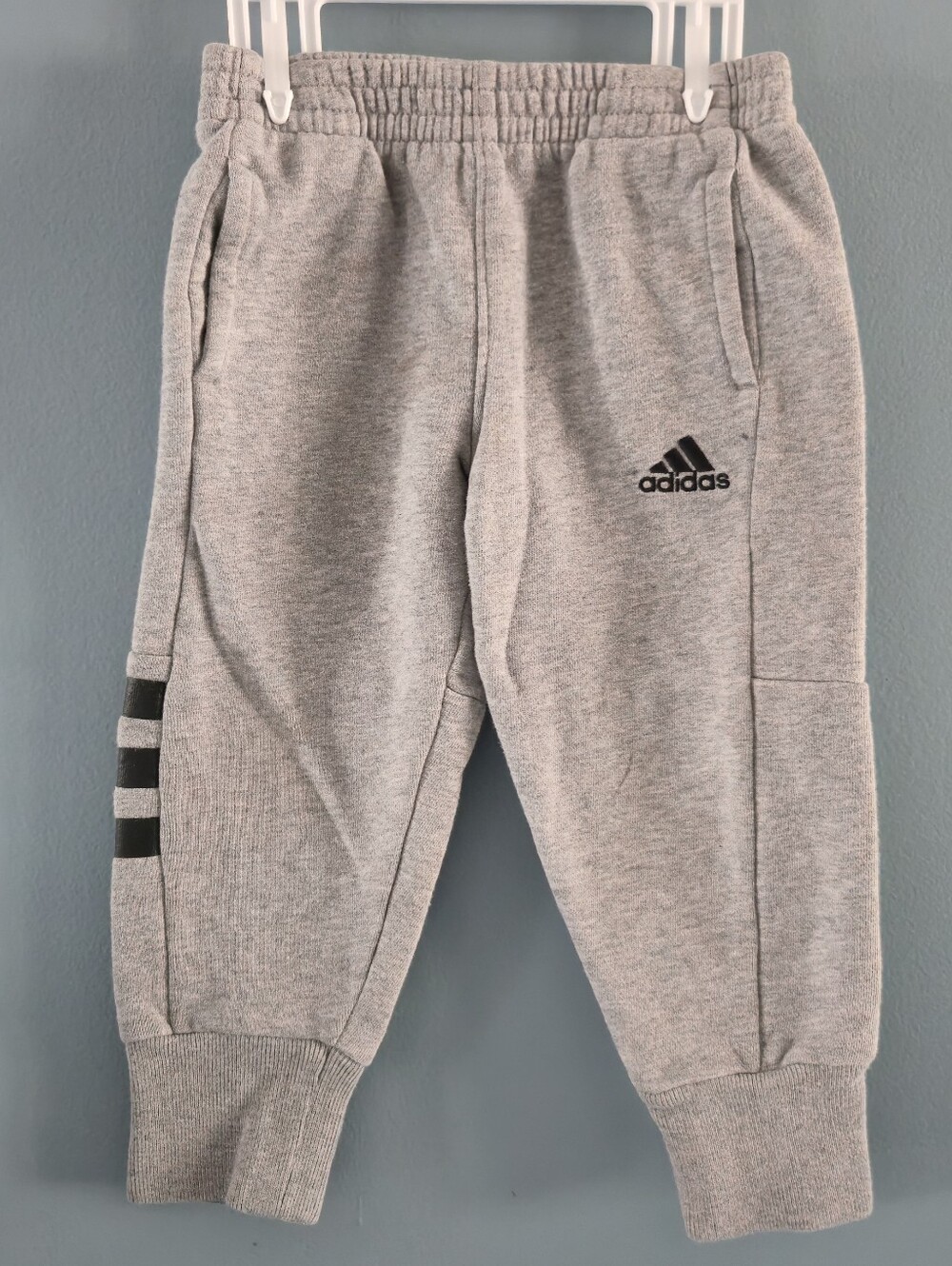 adidas Toddler Light Gray Jogger Sweatpants with Black Logo (3T)